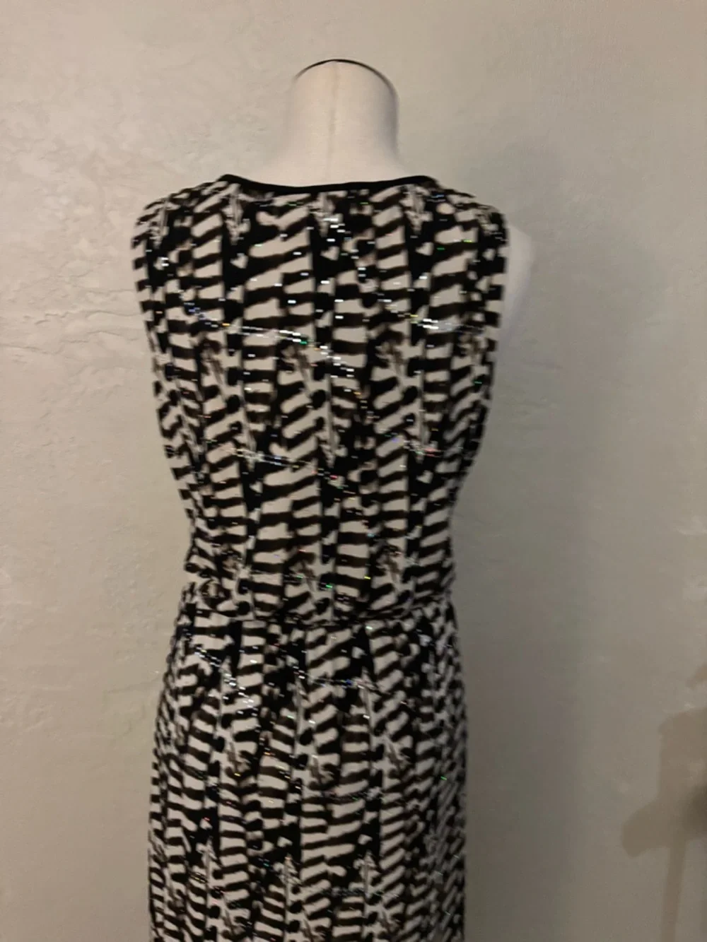 Sleeveless R& M Richard’s Black and White Printed Maxi Dress - Picture 5 of 11